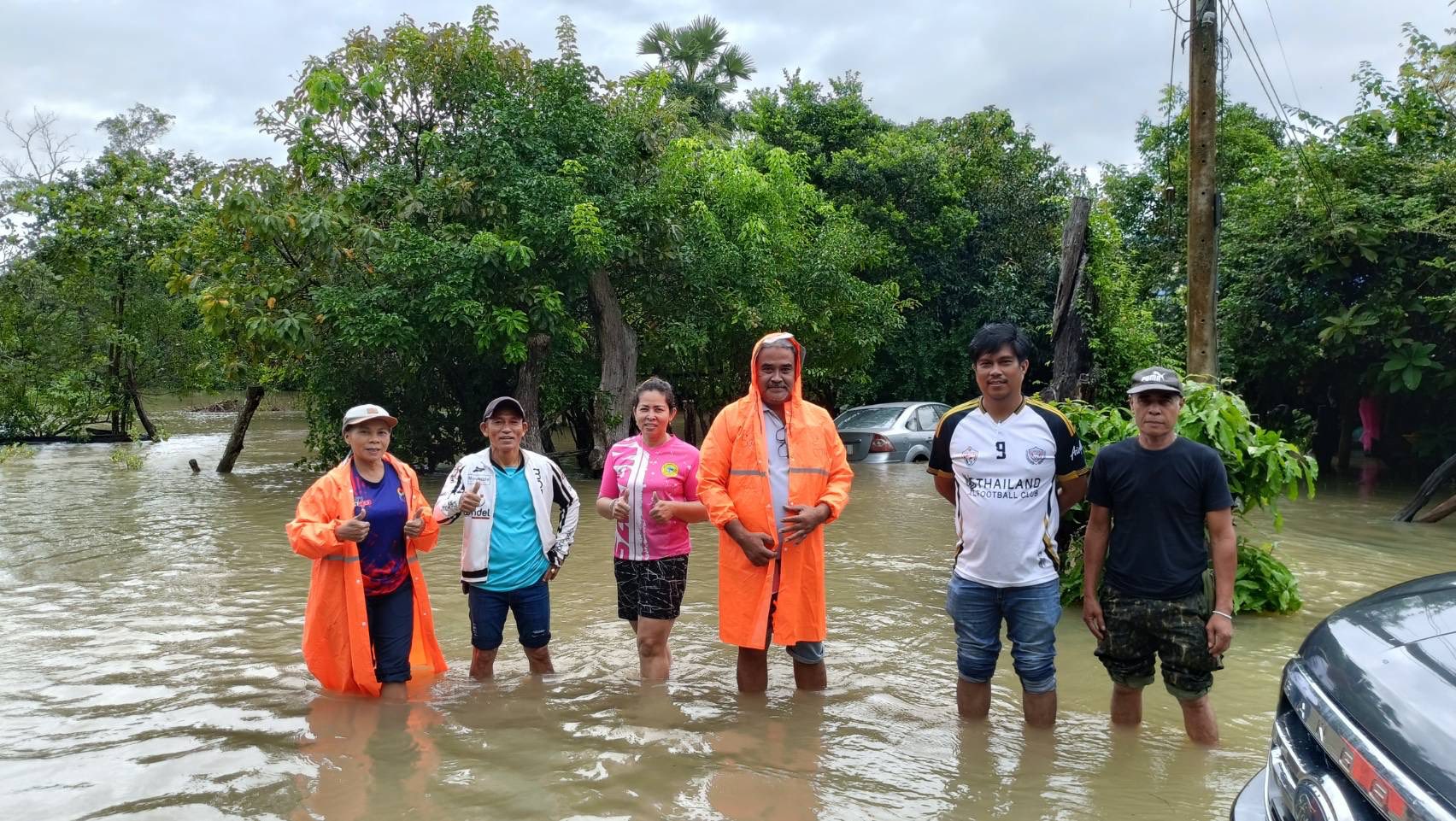 🚤ลงพื้นที่สำรวจและให้ความช่วยเหลือประชาชนผู้ประสบอุทกภัยในพื้นที่ หมู่ที่ 2 และ หมู่ที่ 13 ตำบลเขาชัยสน ซึ่งเป็นพื้นที่รองรับน้ำจากพื้นที่หมู่ที่ 9 ตำบลเขาชัยสน