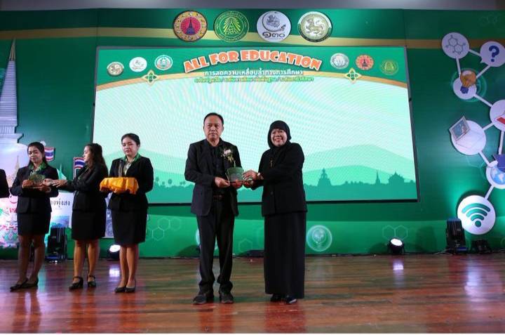 ครูผู้ดูแลเด็กเข้ารับรางวัล ครูผู้ดูแลเด็กดีเด่น ประจำปีงบประมาณ พ.ศ.2565