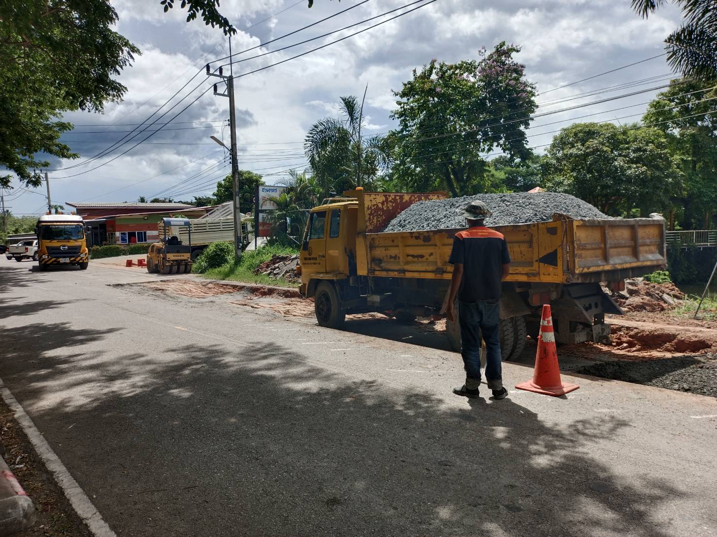 องค์การบริหารส่วนตำบลเขาชัยสนร่วมกับหมวดทางหลวงตะโหมดลงพื้นที่ซ่อมแซมถนนบริเวณหน้าถ้ำน้ำเย็นเขาชัยสน